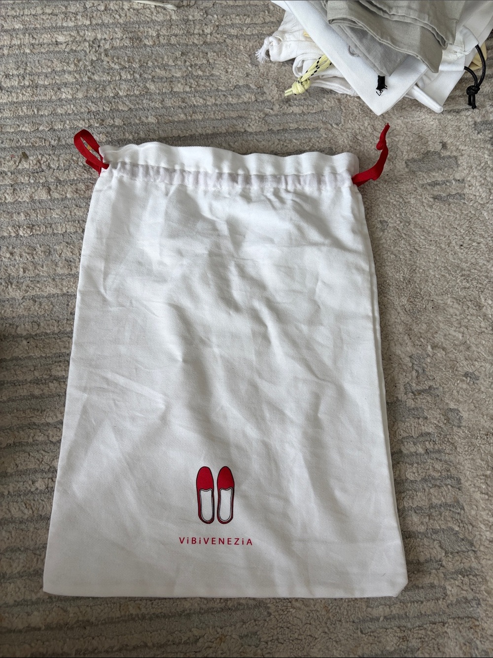 VIBI VENEZIA White Drawstring Shoe Dust Bag with Red Accents